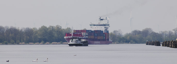 Binnenschiff "Marlies" im Kanal, Begegnung mit Container-Feeder
