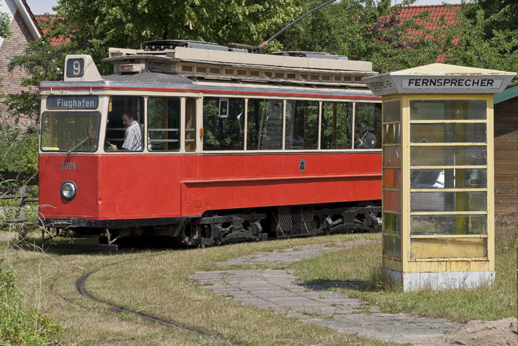 Museumsbahnen am Schönberger Strand, Straßenbahnwagen mit alter Telefonzelle
