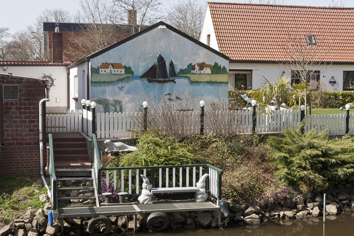 Friedrichstadt, Schleswig-Holstein, Graffiti, Bootssteg, liebevoll dekoriert