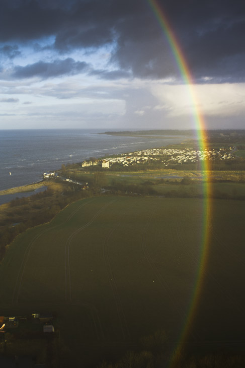 Regenbogen, Stein im Hintergrund