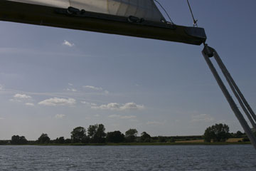 Schlei, Segeln, Landschaft, blauer Himmel, Sommer, Schleilandschaft, Landschaftsaufnahme, Schleiregion, Urlaub, Ferien