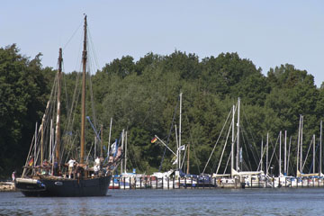 Schlei, Segeln, Landschaft, blauer Himmel, Sommer, Schleilandschaft, Landschaftsaufnahme, Schleiregion, Urlaub, Ferien