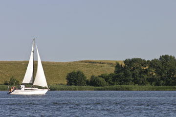 Schlei, Segeln, Landschaft, blauer Himmel, Sommer, Schleilandschaft, Landschaftsaufnahme, Schleiregion, Urlaub, Ferien