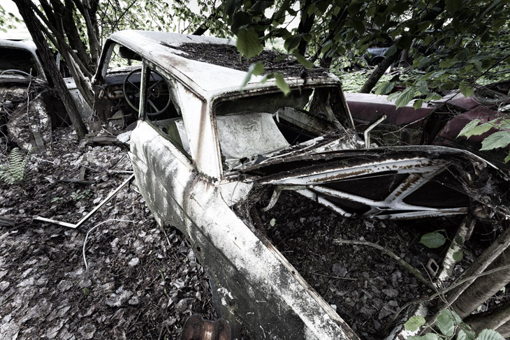 Im Wald der toten Wagen - der Autofriedhof bei Châtillon, Belgien