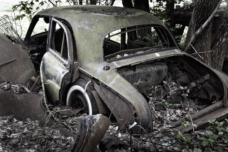 Im Wald der toten Wagen - der Autofriedhof bei Châtillon, Belgien