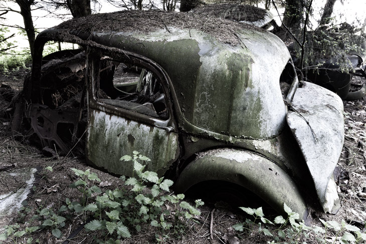 Im Wald der toten Wagen - der Autofriedhof bei Châtillon, Belgien