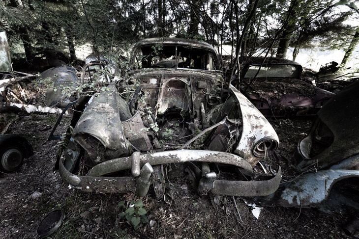 Im Wald der toten Wagen - der Autofriedhof bei Châtillon, Belgien