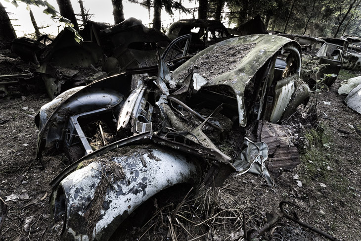 Im Wald der toten Wagen - der Autofriedhof bei Châtillon, Belgien