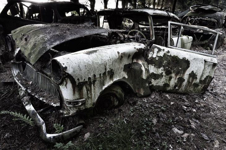 Im Wald der toten Wagen - der Autofriedhof bei Châtillon, Belgien