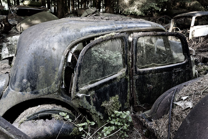 Im Wald der toten Wagen - der Autofriedhof bei Châtillon, Belgien