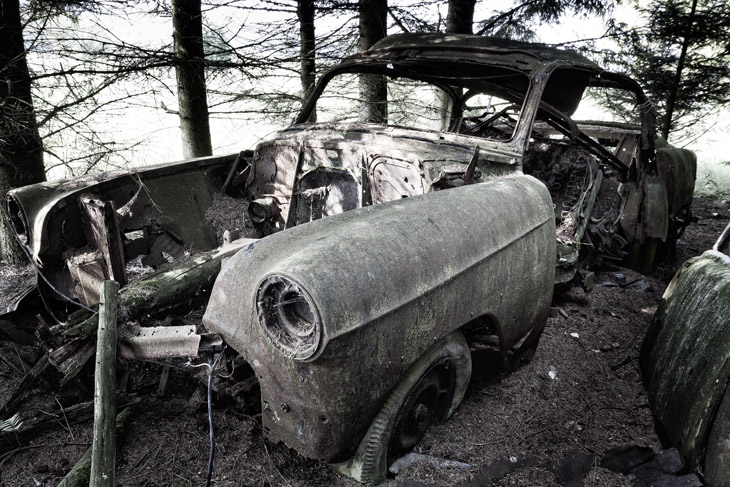 Im Wald der toten Wagen - der Autofriedhof bei Châtillon, Belgien