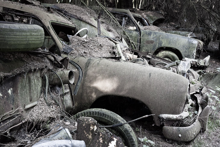 Im Wald der toten Wagen - der Autofriedhof bei Châtillon, Belgien