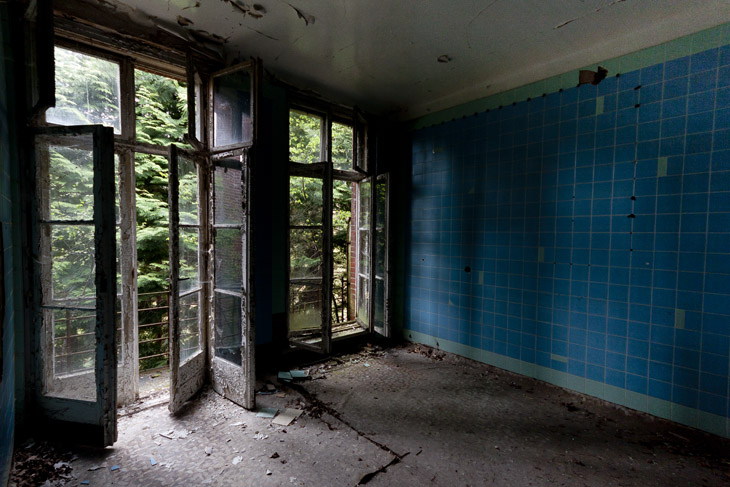 Das GSSD-Krankenhaus, Raum mit blauen Fliesen