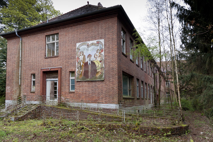 Das GSSD-Krankenhaus, Hauptgebäude mit Lenin-Bild