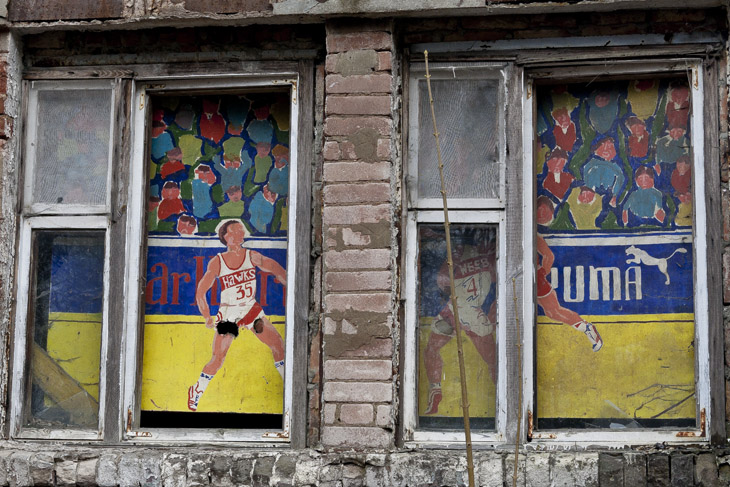 Im alten Munitionslager, mit Pappe vernagelte Fenster