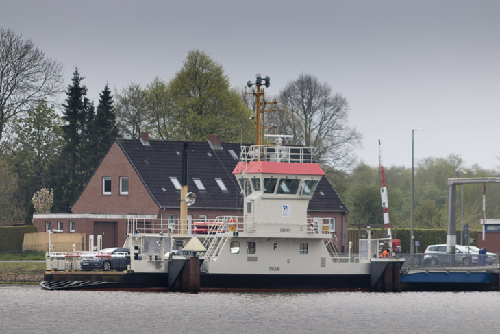 Fähre im Kanal Fähre im Kanal