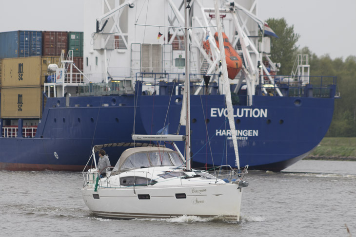 Segler und Frachtschiff im Kanal Segler und Frachtschiff im Kanal