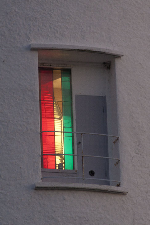 Im Leuchtturm fallen nun auch die farbigen Fenster auf