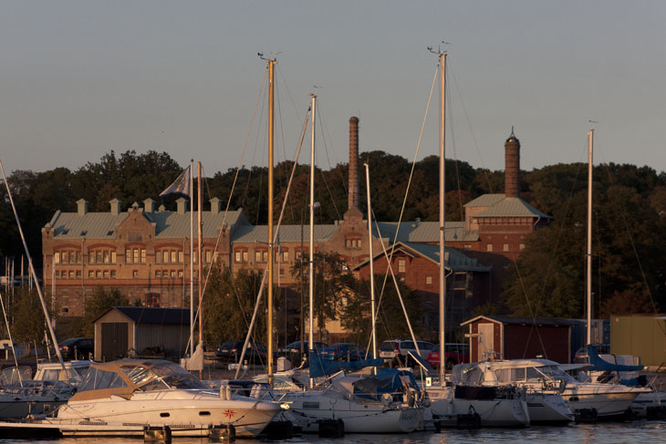 Segelboote und Motoryachten im Hafen von Karlskrona, im Hintergrund eine Brauerei