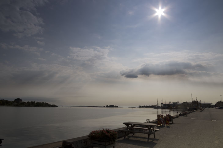 Hochnebel und Sonne im Hafen von Karlskrona