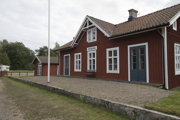 Der ehemalige Bahnhof Piksborg, im Vordergrund der Weg, der einst die Bahnstrecke war.