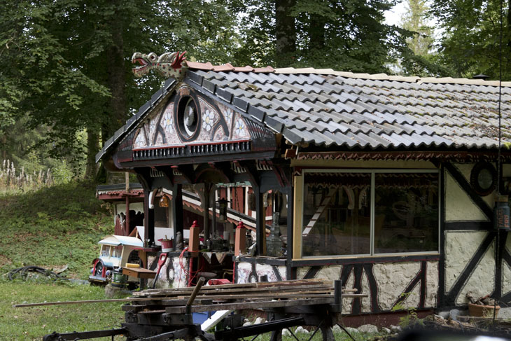 Reich dekoriertes Gartenhaus